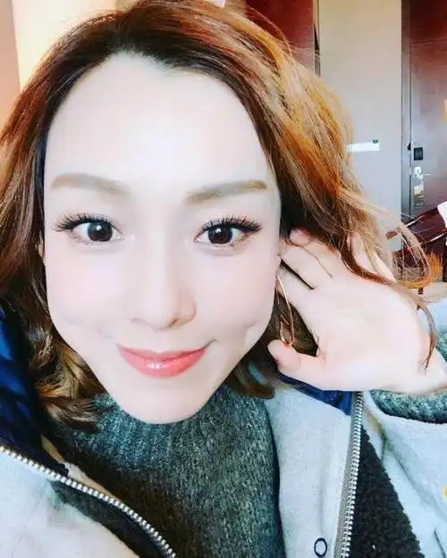 2月11日范玮琪在微博上晒出一组近照,照片中范范状态良好准备开工