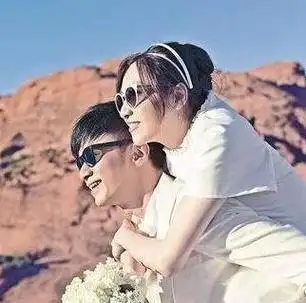 古巨基娶相伴23年经纪人52岁妻子低调生子一家三口幸福美满