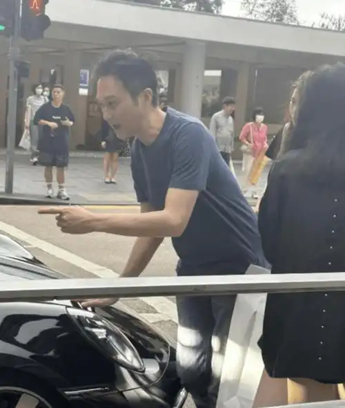 张智霖袁咏仪出门逛街 穿着低调两人互动很恩爱