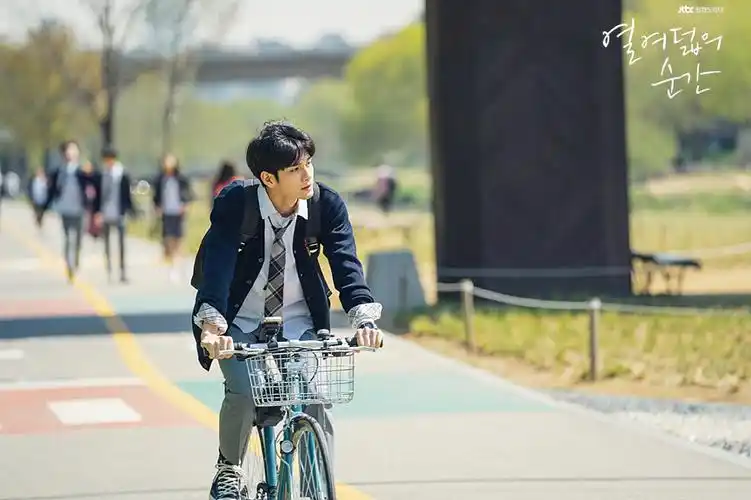 《十八岁的瞬间》是韩国jtbc电视台于2019年7月22日首播的青春校园剧