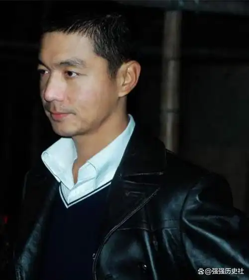 他曾经因打架被北电开除,演技一级棒,却几十年不温不火