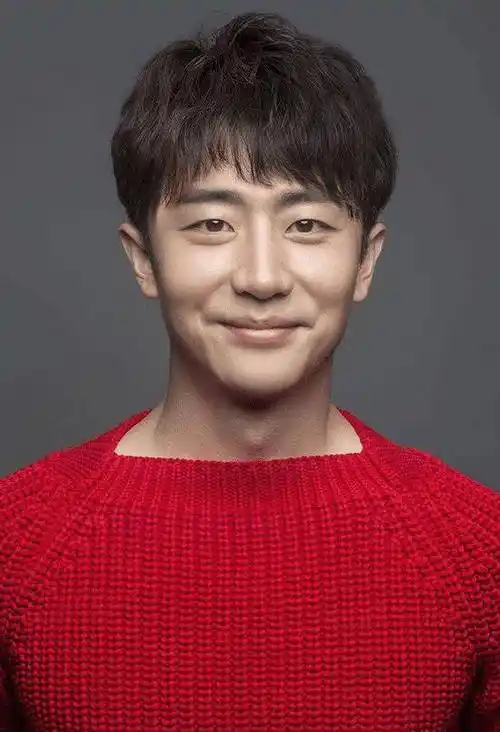 相信大多数人认识黄轩都是从《芈月传》里边的黄歇,长相十分秀气,看