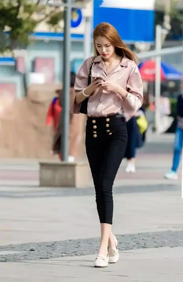 深圳街拍:御姐范十足的图3,气质冷艳,红红的嘴唇很有诱惑力!