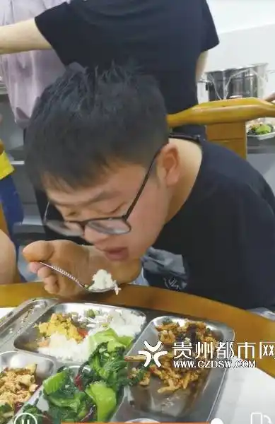 王小东用脚吃饭.