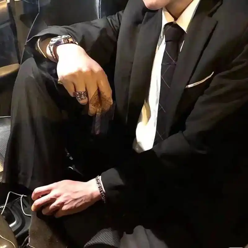 高级感的男士头像 一组高级感的男士头像