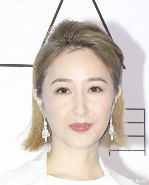 关咏荷才是真不老女神!白色大衣配短发亮相,55岁的年龄35的气质