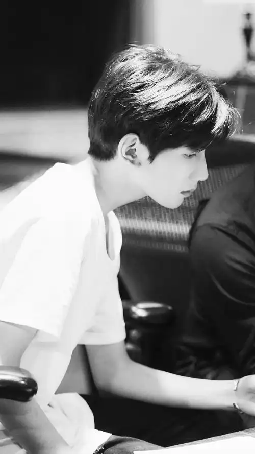 王源白衬衫素颜照