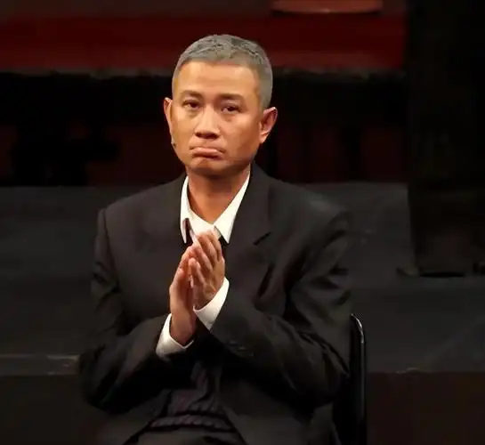 38岁文章近照曝光,扮中老年人演话剧,白发沧桑身材消瘦让人心疼