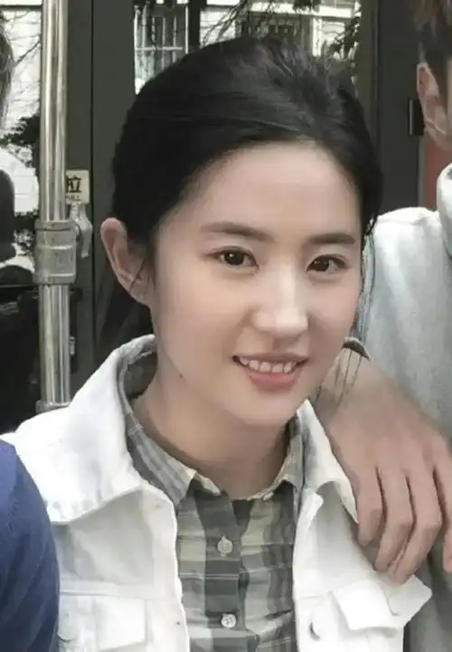 23岁的刘亦菲素颜照 美丽一直在线_网易订阅