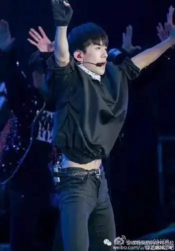 易烊千玺差点走光 画面太美不敢看