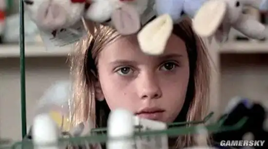 《小鬼当家 3》里的斯嘉丽《浪子保镖》中的斯嘉丽,搂着她的小男孩是