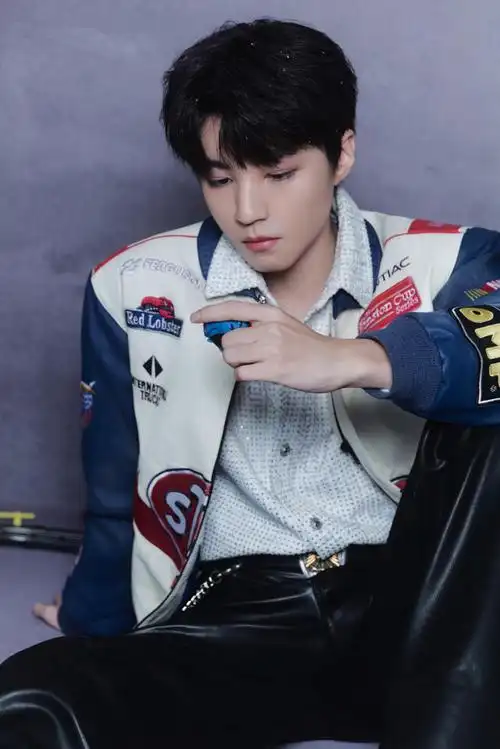 王俊凯身着赛车服复古潮酷