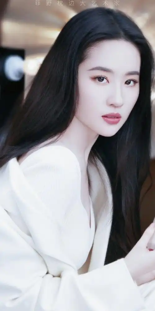 刘亦菲白色西装侧颜大片