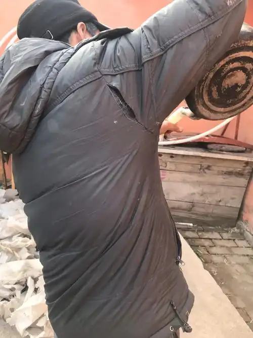 穿着破旧衣服的闫爱奎老人.