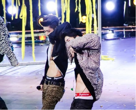 《盖世》ikon露底裤秀腹肌 微鲸电视带你舔屏