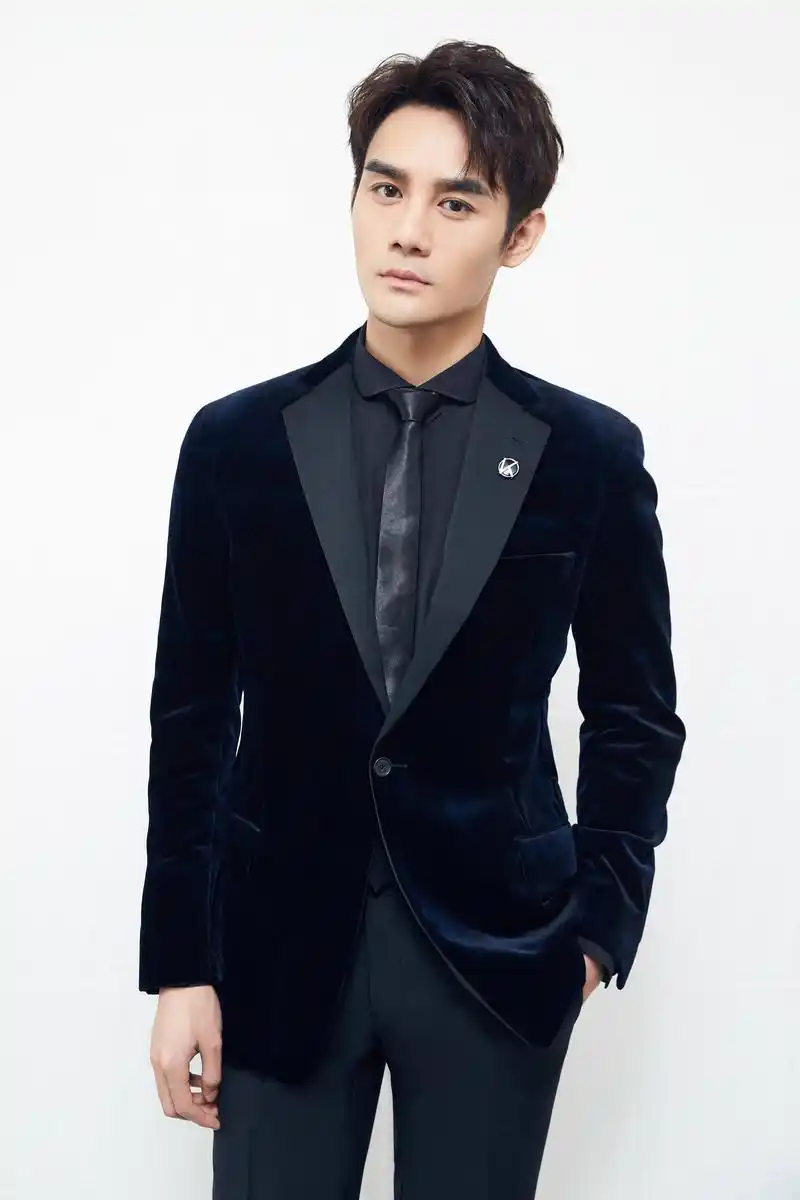 王凯今天来到了西安,出席周大福品牌活动,暗格丝绒套装搭配黑色漆皮