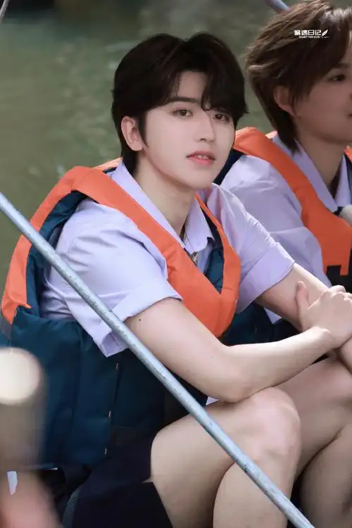 奔跑吧校服路透##奔跑吧蔡徐坤