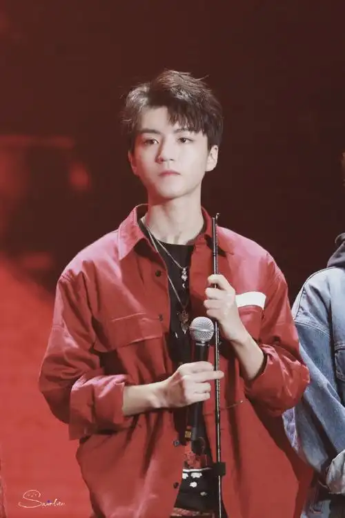 王俊凯红色衬衫既视感好强 小哥哥舔舌头太可爱了