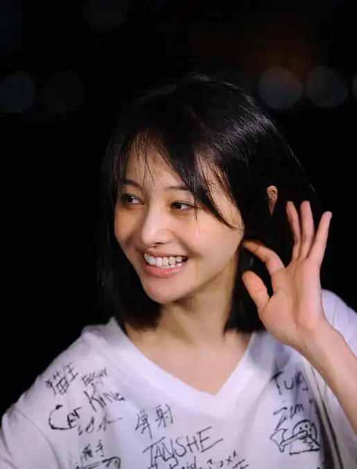 可是就有人会抓住另类大做文章,比如说给郑爽的素颜来个高清放大照