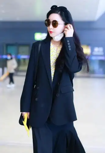 原创范冰冰现身机场引领潮流,吐舌卖萌俏皮可爱,手机壳显露少女心