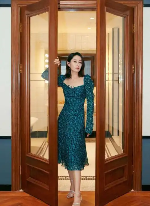 在某节目中,刘敏涛因为在《红色高跟鞋》中像是喝醉了的表情和调调,被