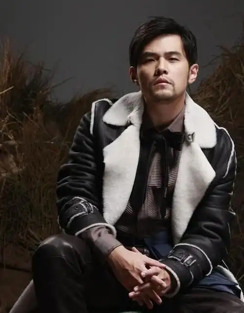 周杰伦刮胡子秒变型男仿佛年轻十岁不料却被粉丝花式催新专辑