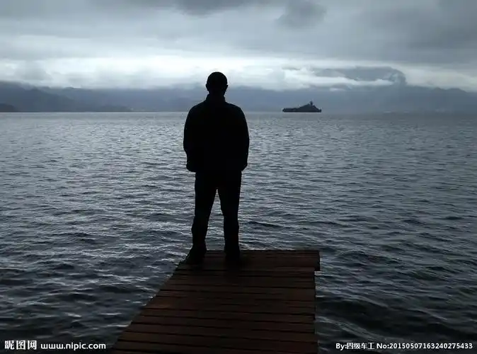 独站海边远眺男人背影图片