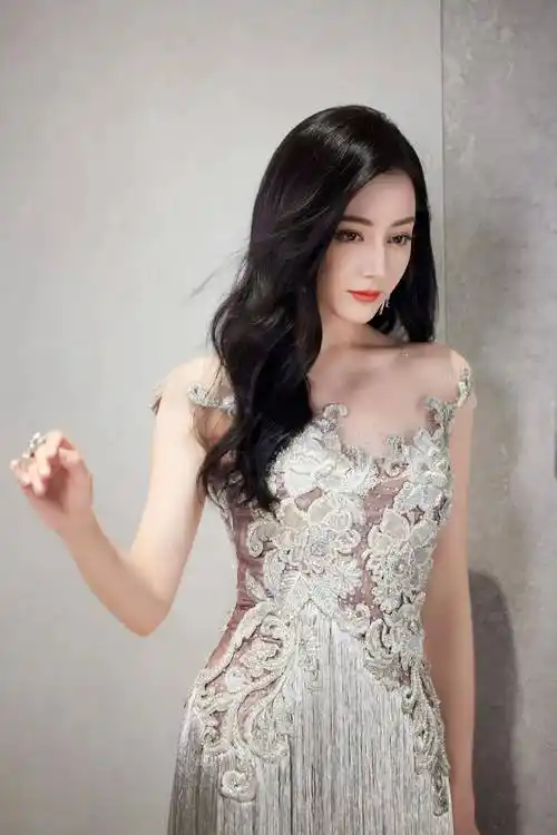 迪丽热巴碎钻流苏裙造型 仙气飘飘 美艳动人_美的_银色_长裙