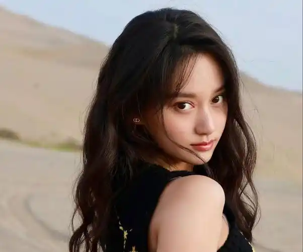 夏梦早秋写真时尚感的秋日穿搭波浪卷发美丽动人