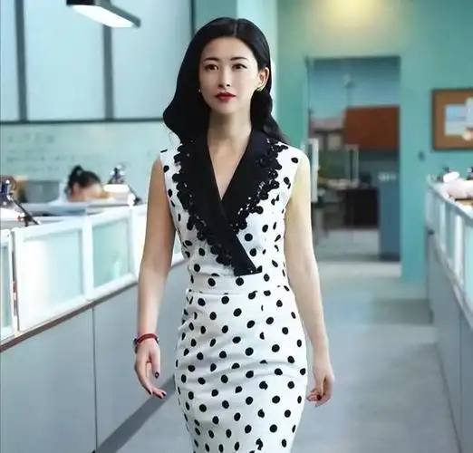 朱珠晒海边度假美照罕见穿比基尼秀身材全身零赘肉又辣又性感