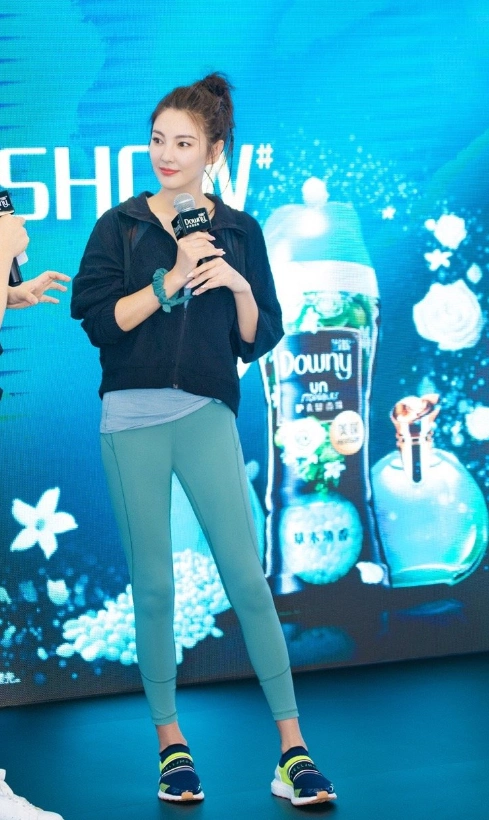 32岁张雨绮晒健美照上身宽松下装显身材这谁人能招架得住