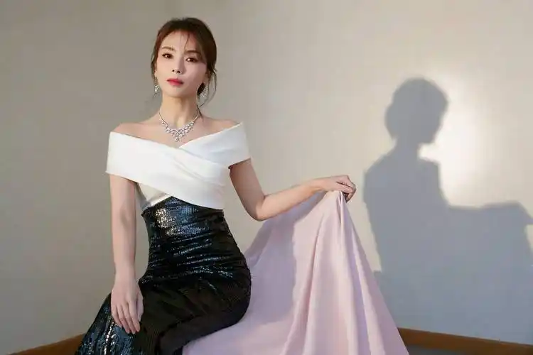 刘涛身着stjohn黑白拼色连衣裙出席2021国剧盛典