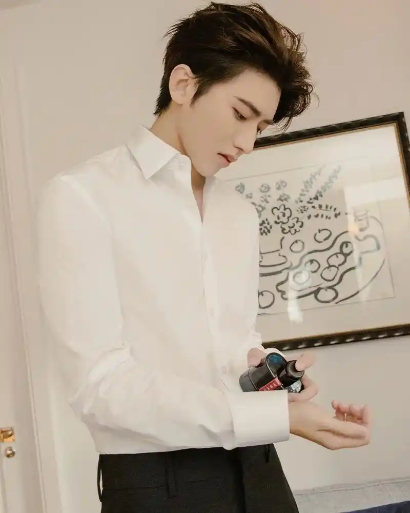 对白衬衫没有抵抗力#蔡徐坤 #侧颜杀 #分享照片 #神颜 # - 抖音