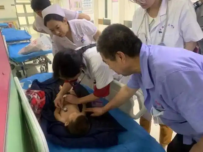 于是请儿科副主任过来为孩子进行了全身检查