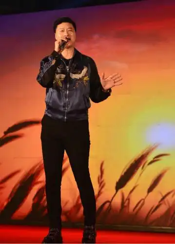 日前,女神范冰冰父亲范涛在烟台演出的旧照曝光.