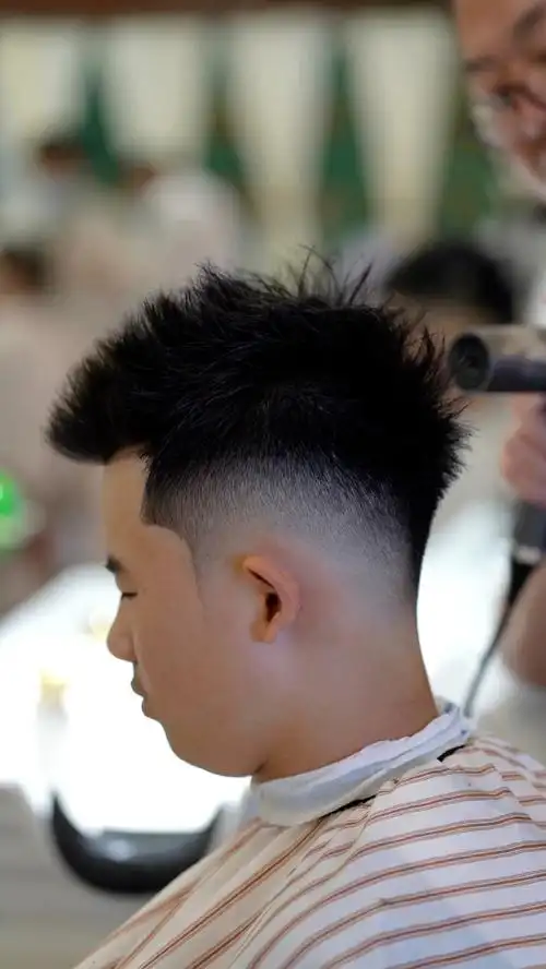 前刺头适合发质粗硬,弹性较大的男生,头顶保留3-5厘米的长度,两边和