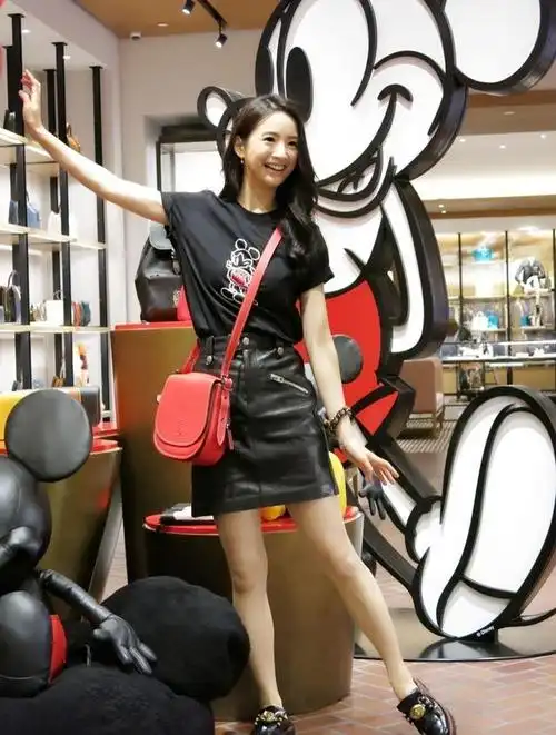 38岁林依晨一大早恭送富豪公公上班穿修身牛仔裤配t招人疼