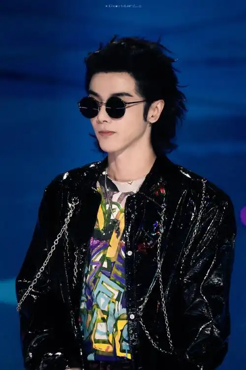 华晨宇和平精英品牌代言人##华晨宇pel夏决空投秀