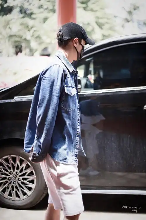 张艺兴#张艺兴出发饭拍图牛仔外套搭配大短裤夏日感满满!