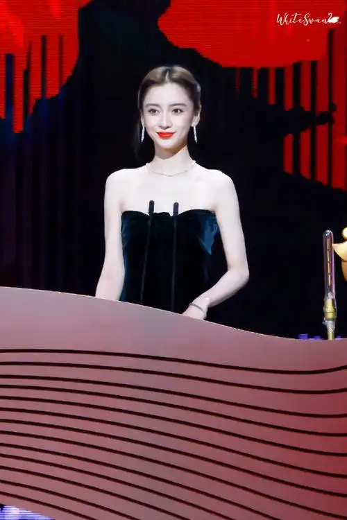 angelababy金鸡红毯3d繁花抹胸裙造型##杨颖金鸡奖造型