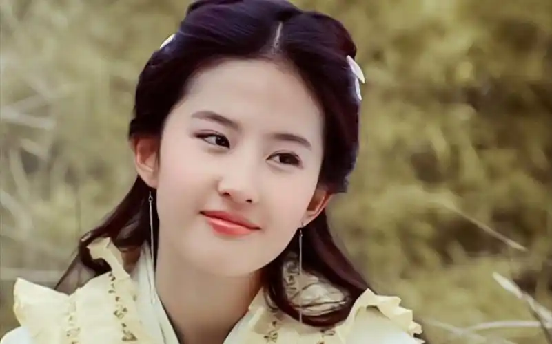 【刘亦菲】15岁到31岁各时期容貌变化,仙气纯美,标准的三庭五眼.