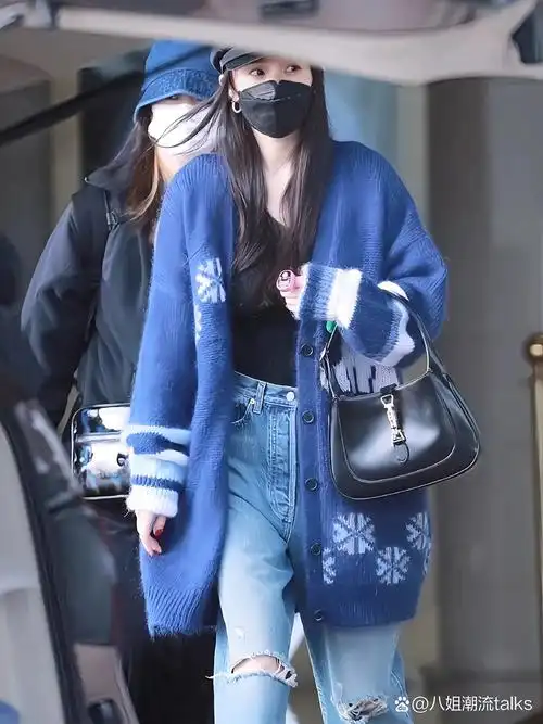 杨幂同款毛衣 杨幂虞书欣明星同款蓝色v领毛衣宽松慵懒风中长款针织