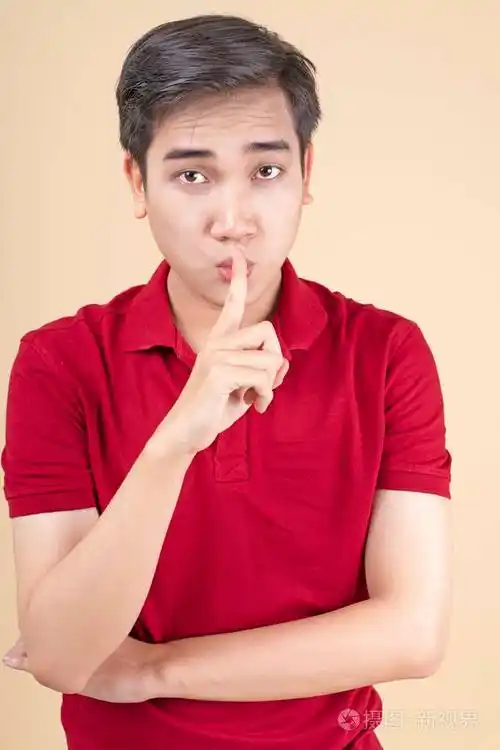 亚洲年轻帅气开朗的男生用手势