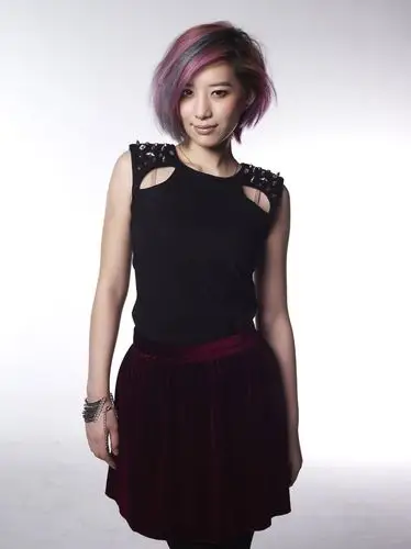 2011年,参与快乐女声获全国六强后开始了演艺生活.