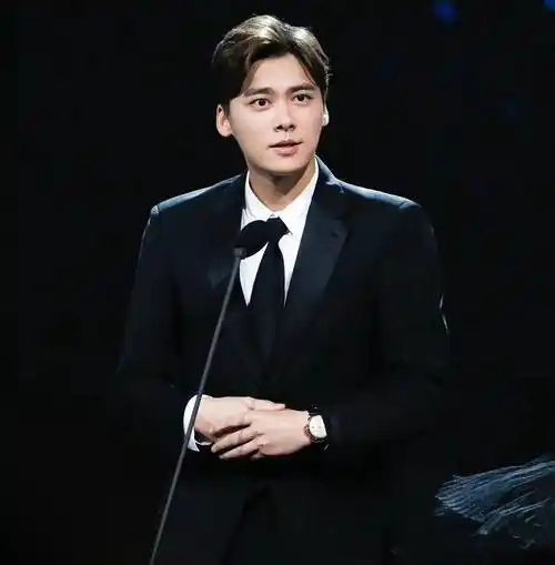 朱亚文_李易峰_礼服