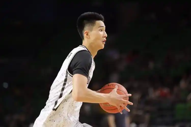 他身高2米05,他有点像杜兰特,他是朱松玮