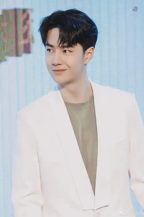 王一博穿的像开心果##王一博白西装造型