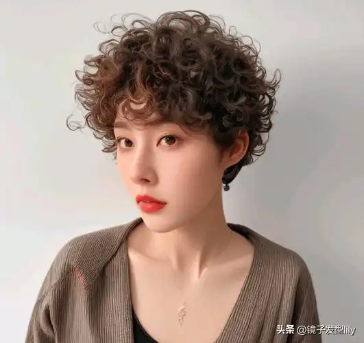 女士短发剪来剪去层次短发最时尚推边烫卷都很美
