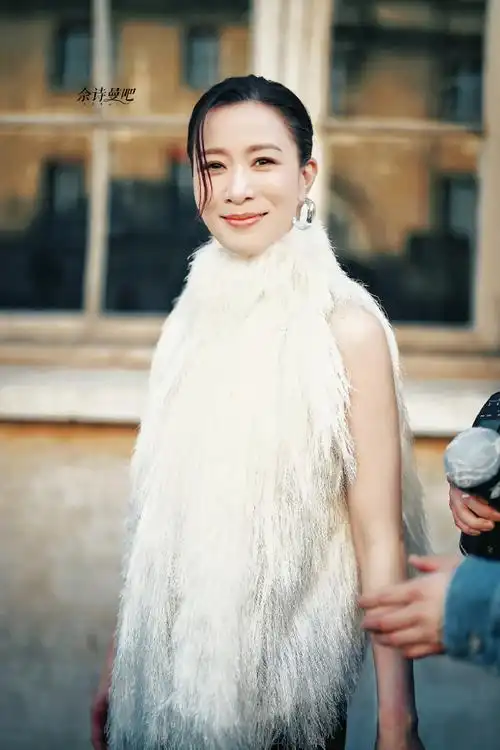 #佘诗曼巴黎时装周#