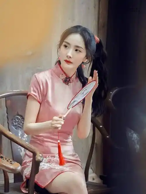 杨幂民国风学生装出镜,少女感十足,不愧是大幂幂,简直美极了_密室